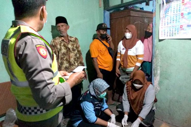 Petugas dari Puskesmas dan Polsek Sumobito melakukan pemeriksaan di rumah korban keracunan, di Dusun Grudo, Desa Madyopuro, Kecamatan Sumobito, Kabupaten Jombang, Jawa Timur, Selasa (12/4/2022) malam.