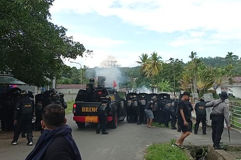 Lemparan Batu dan Tembakan Gas Air Mata Warnai Demo 1 Desember di Sorong