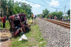 Nekat Lalui Perlintasan Tanpa Palang, Mobil Pemudik Hancur Ditabrak Kereta Api di Madiun