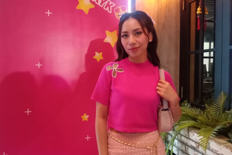 Beauty influencer Abel Cantika berbagi tips memilih produk skincare untuk kulit sensitif saat ditemui di acara Guardian di Lippo Mall Puri, Jakarta Barat, Selasa (30/1/2024).