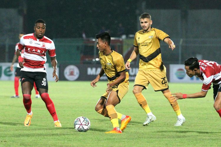 Aksi pada laga Madura United vs Dewa United di ajang Liga 2022-2023 di Stadion Bangkalan, Jumat (19/8/2022) malam WIB.