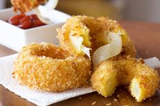 Resep Onion Ring Keju, Sajikan dengan Sambal Kecap