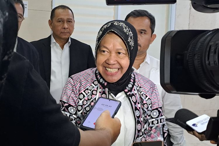 Menteri Sosial Tri Rismaharini di Kompleks Parlemen Senayan, Jakarta, Rabu (8/2/2023).