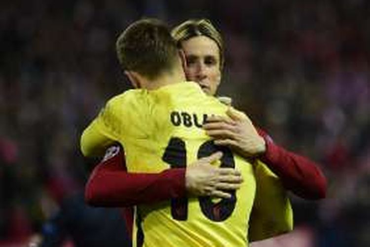 Jan Oblak berikan pelukan kepada Fernando Torres saat drama adu penalti antara Atletico Madrid dan PSV Eindhoven, Selasa (15/3/2016). 
