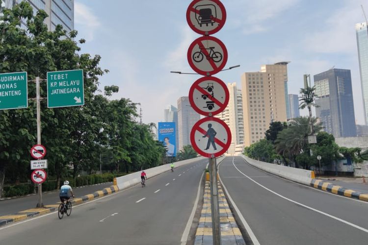 Pesepeda road bike melintasi jalur sepeda di JLNT Tanah Abang-Kampung Melayu, Sabtu (12/6/2021).