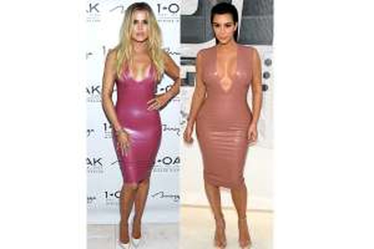 Khloe Kardashian dan Kim Kardashian mengenakan gaun lateks berwarna senada. 