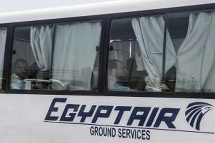 Sejumlah anggota keluarga penumpang pesawat EgyptAir yang hilang, saat di dalam bus menuju lokasi berkumpul di Bandara Kairo, Kamis (19/5/2016). Pesawat Airbus A320 milik EgyptAir jurusan Paris-Kairo yang membawa 66 penumpang dan kru hilang dari layar radar pada Kamis dini hari. Diduga kuat pesawat jatuh di wilayah Laut Tengah.