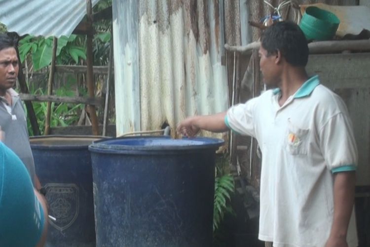 DAR menunjukkan drum air yang merupakan lokasi ditemukan bayi yang ternyata cucunya sendiri Sabtu petang kemarin