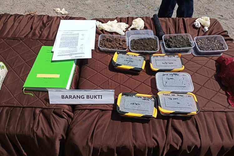 Jajaran Tindak Pidana Tertentu (Tipiter) Polresta Bandung menutup salah satu perusahaan yang bergerak di bidang tekstil celup celana jeans di Kecamatan Rancaekek, Kabupaten Bandung. Diduga pabrik tersebut membuang dan menimbun limbah B3 dan tidak menjalankan IPAL.