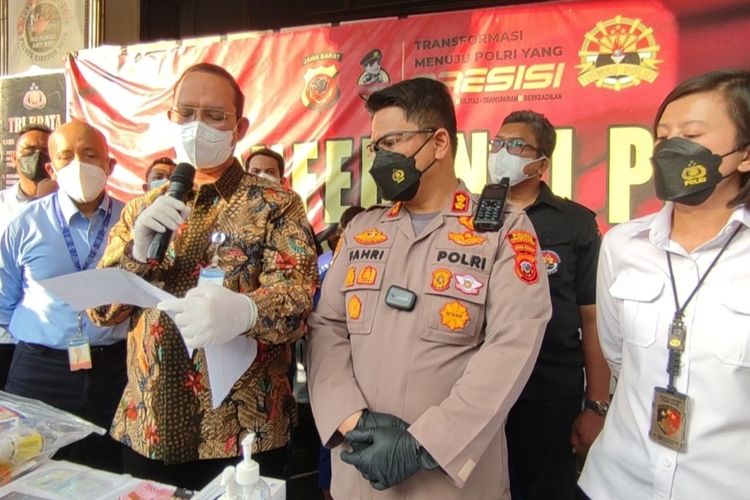 Kepala Cabang Bank Indonesia wilayah III Cirebon, Hestu Wibowo, memberikan hasil temuan uang palsu sepanjang Januari hingga Juni 2022, di tengah aktivitas gelar perkara ungkap uang palsu Polres Cirebon Kota, Selasa (27/6/2022).