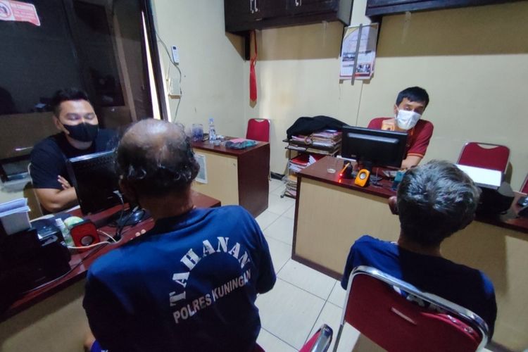 Dua pria lanjut usia sedang menjalani pemeriksaan pasca diduga mencabuli seorang bocah gadis usia 8 tahun, di ruang unit PPA, Polres Kuningan, Jawa Barat, Selasa (5/7/2022)