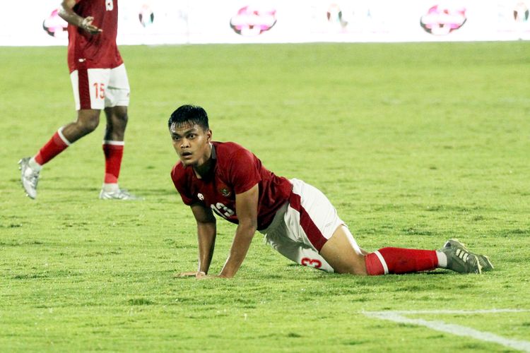 Pemain Timnas Indonesia Rachmat Irianto berusaha bangkit seusai duel dengan pemain Timor Leste saat ujicoba dalam rangka FIFA Matchday yang berakhir dengan skor 4-1 di Stadion Kapten I Wayan Dipta Gianyar, Kamis (27/1/2022) malam.