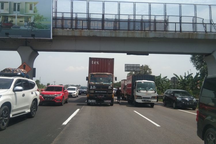 Arus kendaraan di kilometer 56 tol Jakarta - Cikampek, Selasa (26/4/2022) pukul 12.00 WIB.