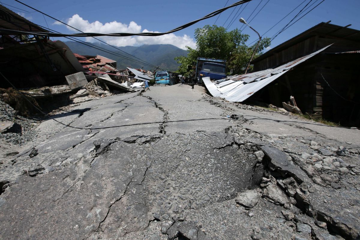 Puing bangunan di Perumnas Balaroa akibat gempa bumi yang mengguncang Kota Palu, Sulawesi Tengah, Minggu (30/9/2018). Gempa bermagnitudo 7,4 mengakibatkan ribuan bangunan rusak dan sedikitnya 420 orang meninggal dunia.