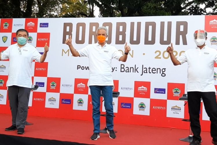 Gubernur Jawa Tengah Ganjar Pranowo bersama Direktur Utama Bank Jateng, Supriyatno dan Ketua Yayasan Borobudur Marathon Liem Chi An saat konferensi pers di Puri Gedeh, Selasa (8/9/2020). 