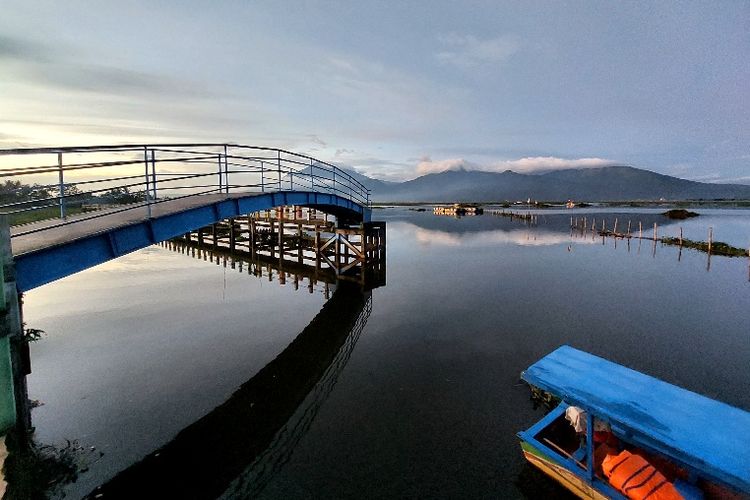 Jembatan-Dermaga Biru menjadi salah satu lokasi favorit pengunjung Desa Asinan