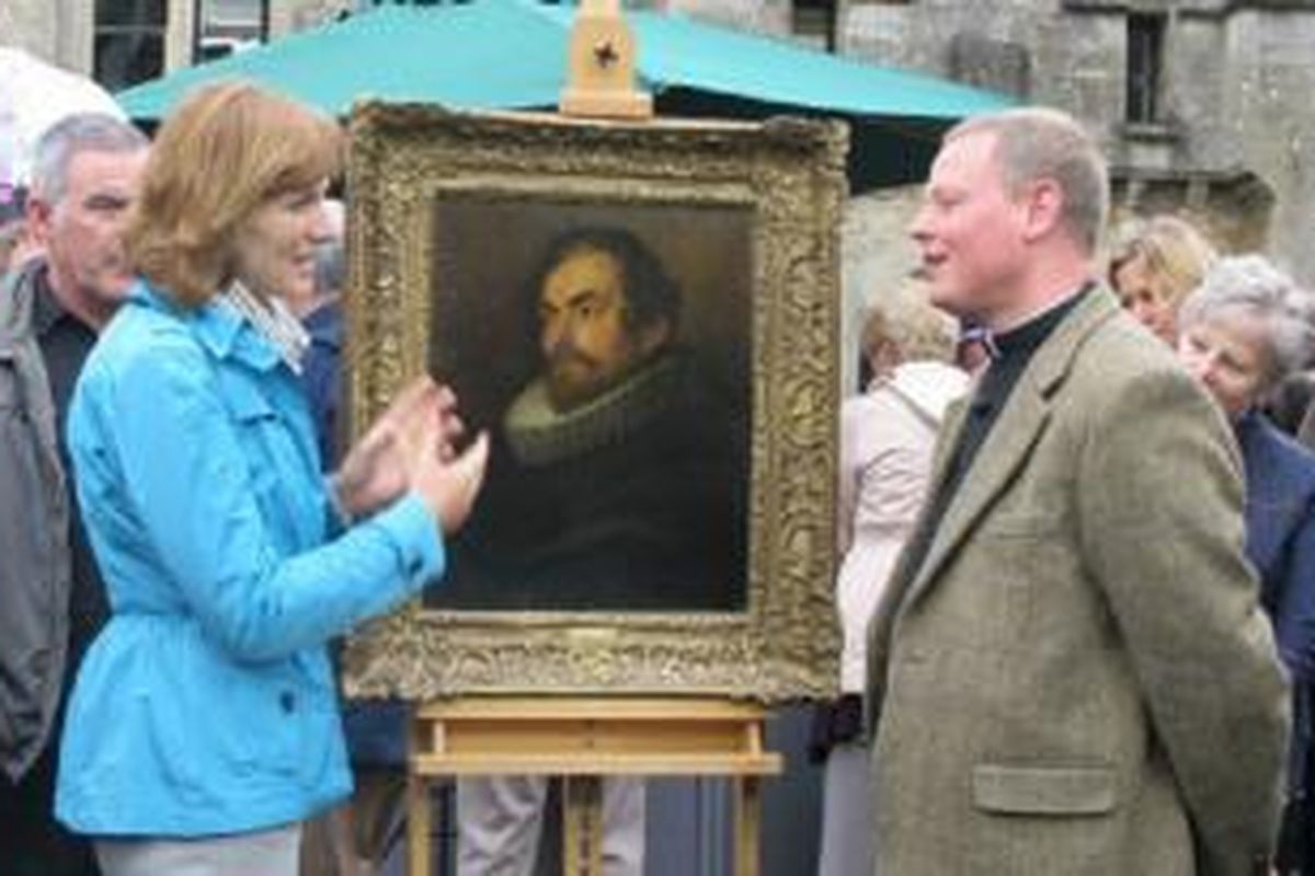 Pembawa acara BBC Fiona Bruce dan pemilik lukisan, Pendeta Jamie MacLeod.