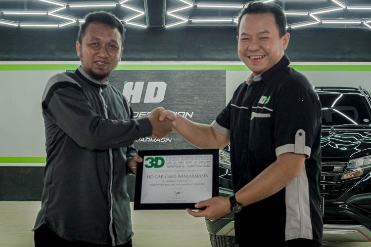 Serah terima sertifikat penghargaan 3D High Definition Car Care HD Car Care Banjarmasin. 