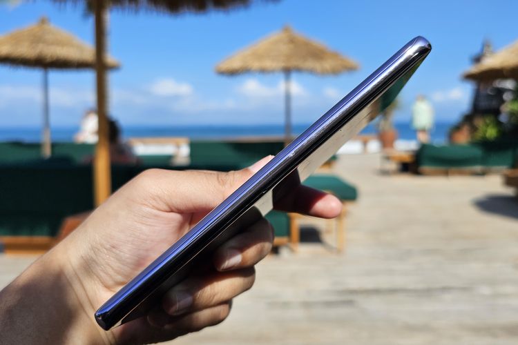 Sisi kiri bodi Oppo Reno 10 Pro Plus 5G bersih tanpa ada port atau lubang.