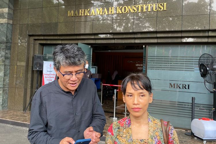 Sastrawan Ayu Utami mewakili para seniman menyampaikan amicus curiae (sahabat pengadilan) agar Mahkamah Konstitusi (MK) memiliki hati nurani terbuka untuk memutus perkara sengketa Pilpres 2024 dengan adil di Gedung MK, Jakarta Pusat, Senin (1/4/2024).