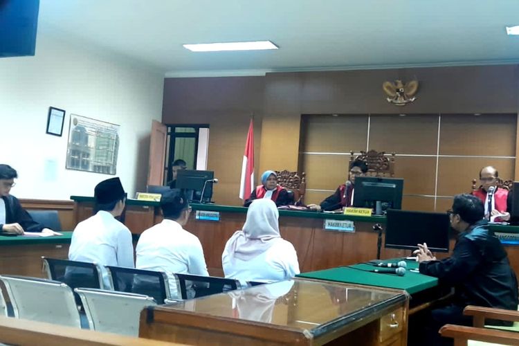 Tiga terdakwa kasus korupsi pungli PMI Bamdara Soekarno Hatta di Pengadilan Tipikor Serang. Rabu.