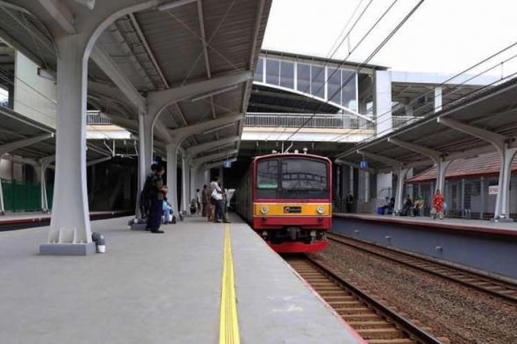 Suasana di Stasiun Kebayoran, Jakarta Selatan, setelah direnovasi, Kamis (26/5/2016). Tiga stasiun kereta komuter di wilayah Jabodetabek, yaitu Stasiun Kebayoran, Stasiun Parung Panjang, dan Stasiun Maja, direnovasi menjadi lebih modern untuk mengakomodasi jumlah penumpang yang semakin banyak.