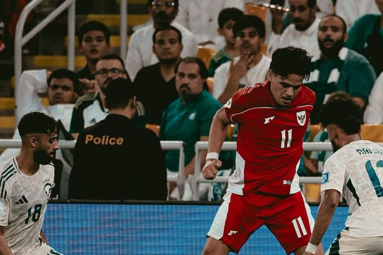 Pemain timnas Indonesia Ragnar Oratmangoen saat laga pertama putaran keempat Kualifikasi Piala Dunia 2026 Zona Asia melawan Arab Saudi di Stadion King Abdullah Sports City, Jeddah, Kamis (9/10/2025) dini hari.