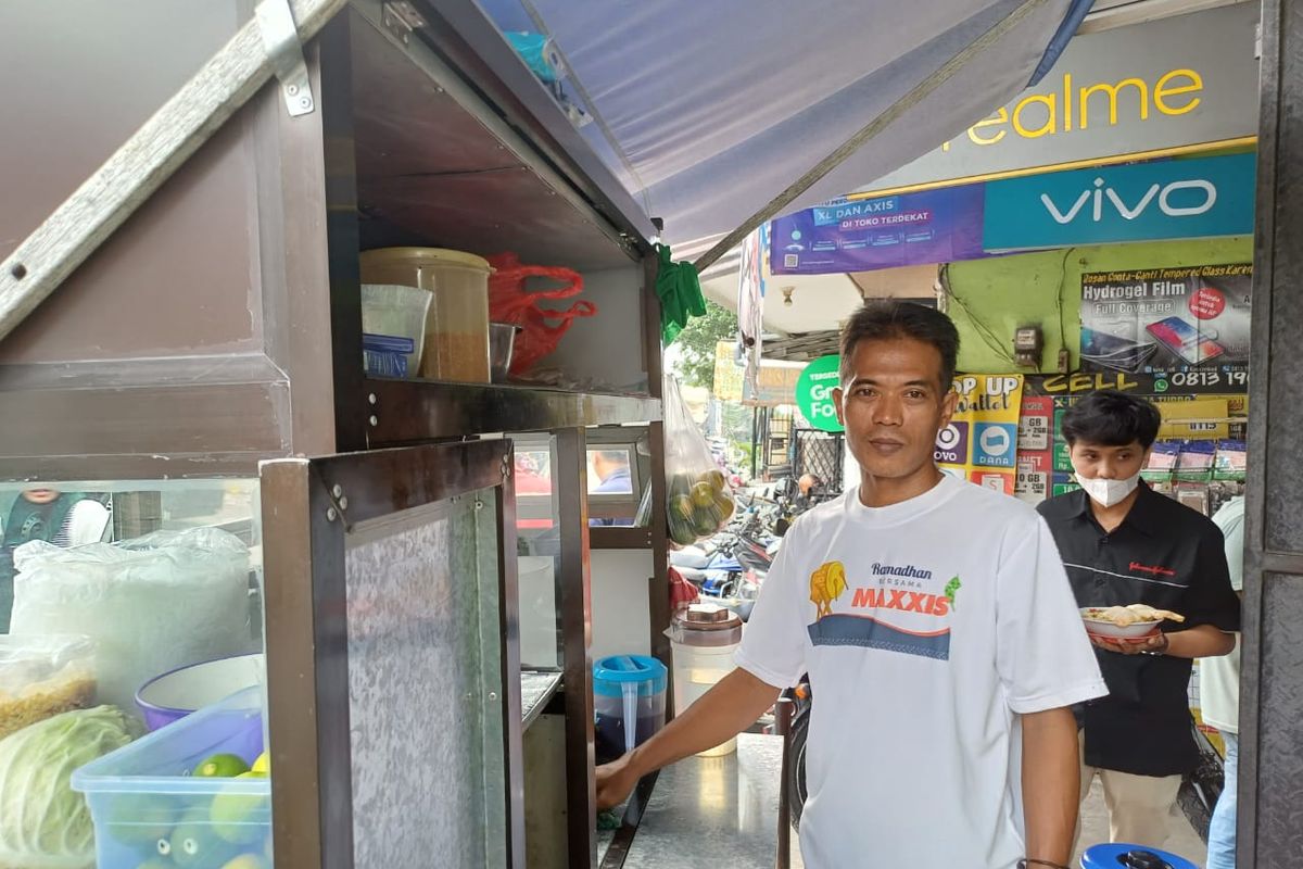 Pedagang soto di Jakarta Selatan Abdul Mukti saat ditemui Kompas.com, Rabu (28/6/2023).