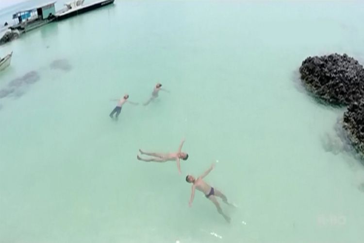 Para pengunjung yang menikmati laut mati di Pantai Tureloto dapat berenang dan mengapung di permukaan laut.