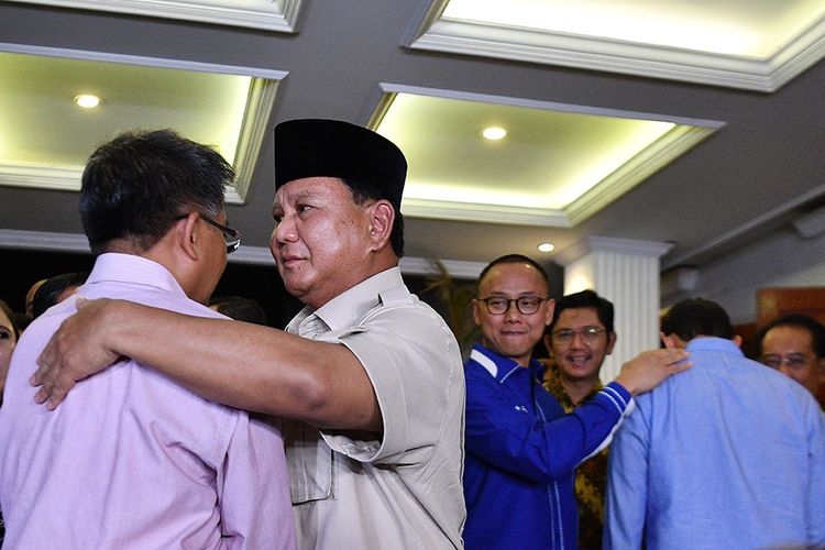 Calon Presiden dan Wakil Presiden nomor urut 02 Prabowo (kedua kiri) dan Sandiaga Uno (kanan) bersiap meninggalkan lokasi konferensi pers seusai memberikan keterangan terkait putusan MK tentang perselisihan hasil pemilihan umum (PHPU) Pilpres 2019 di kediaman Prabowo, Jakarta Selatan, Kamis (27/6/2019). Prabowo-Sandi menyatakan menghormati dan menerima putusan MK yang menolak gugatannya.