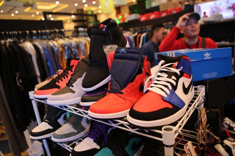 Beragam varian sepatu Air Jordan 1 ditawarkan kepada para pengunjung ajang Jakarta Sneaker Day 2019, Kamis (7/2/2019). Sepatu-sepatu ini tetap mengundang minat pembeli meski dijual di atas harga retail. Soal selera dan kelangkaan barang menjadi pertimbangan yang menentukan harga sepatu. 