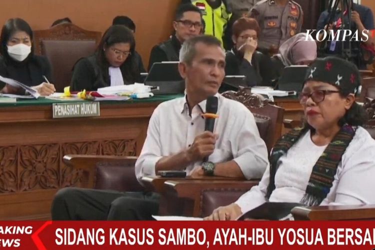Orangtua Brigadir Yosua, Samuel Hutabarat dan Rosti Simanjuntak menjadi saksi dalam sidang pembunuhan putranya dengan terdakwa Ferdy Sambo dan Putri Candrawathi di PN Jakarta Selatan, Selasa (1/11/2022).