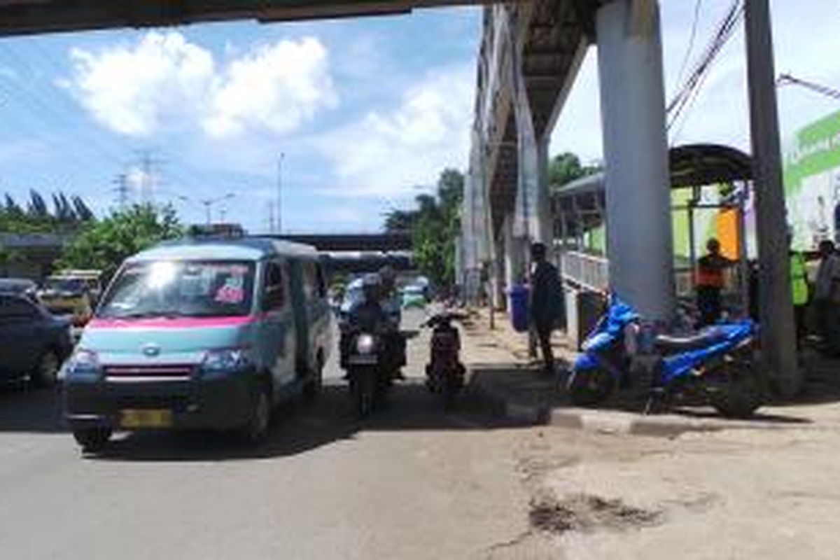 Tempat terjatuhnya Direktur Operasional III PT WIKA Ikuten Sinulingga di Halte Cawang Soetoyo, Jalan DI Panjaitan, Jakarta Timur. Selasa (19/11/2013).