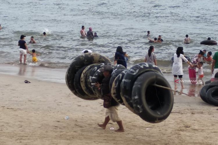 Penyewa jasa ban di Pantai Pandan, Tapanuli Tengah. 