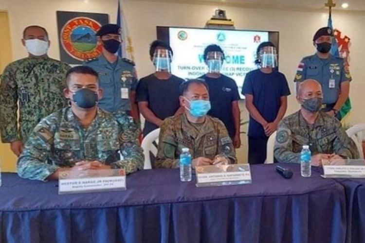 Philippine military personnel with Indonesian nationals rescued from Abu Sayyaf terrorists