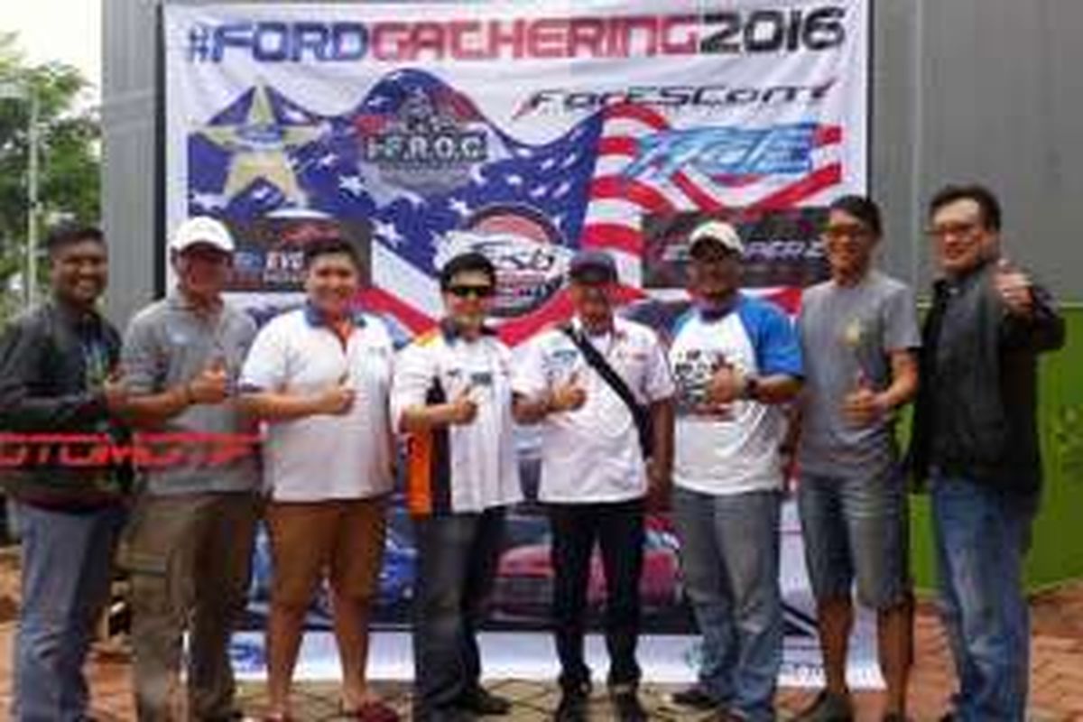 Para ketua komunitas Ford di Indonesia diapit perwakilan diler dalam acara kumpul akbar para pengguna Ford untuk pertama kalinya, Minggu (28/2/2016).