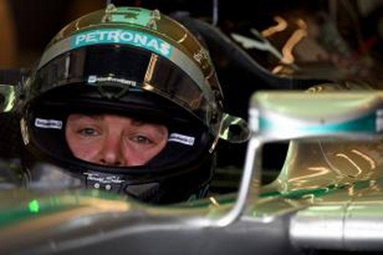 Pebalap Mercedes asal Jerman, Nico Rosberg, berada di garasi saat sesi latihan kedua GP AS di Sirkuit Americas, Jumat (31/10/2014).