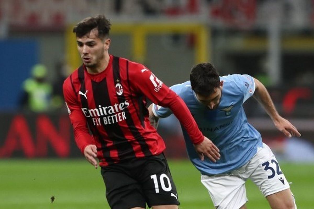 Penyerang AC Milan Brahim Diaz berduel dengan pemain Lazio Danilo Cataldi pada laga perempat final Coppa Italia yang berlangsung di Stadion San Siro, Kamis (10/2/2022) dini hari WIB.