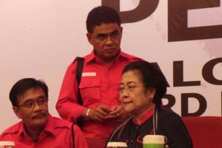 Ketua Umum DPP PDI Perjuangan Megawati Soekarnoputri bersama Djarot S Hidayat (kiri) dan Andreas Pareira (tengah) di Gedung Bidakara, Jakarta, Rabu (13/8/2014).