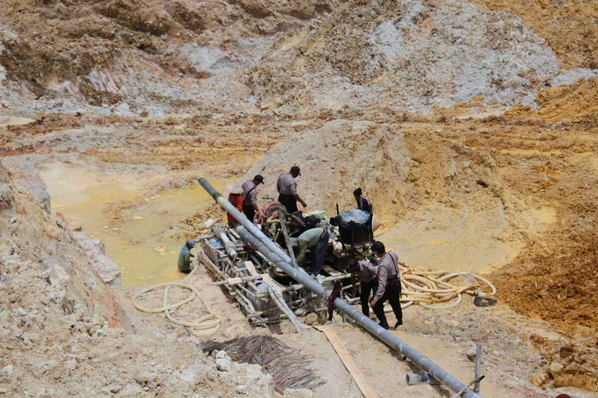 Operasi penertiban penambangan timah ilegal di lahan konsesi negara di Dusun Bedukang, Desa Deniang, Kecamatan Riau Silip, Kabupaten Bangka, Selasa (24/8/2021).