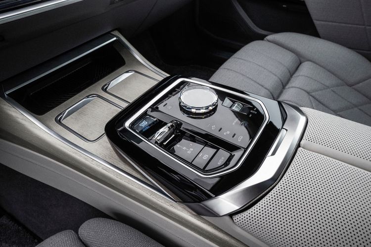 Konsol tengah BMW i7 yang menyimpan beragam menu yang sudah menggunakan teknologi terbaru Operating system 8