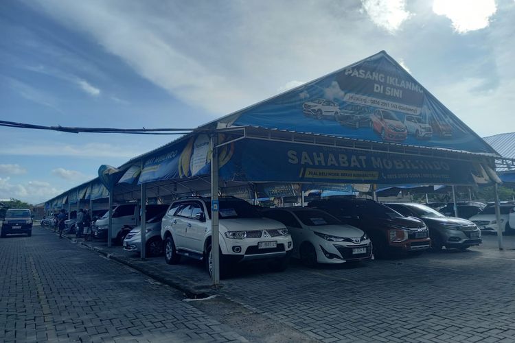 Mobil bekas di Bursa Mobil Bekas Carsentro Solo Baru, Jawa Tengah