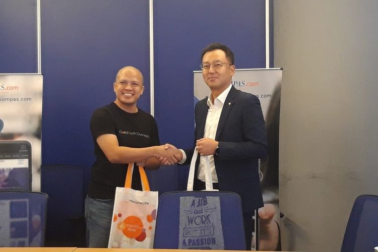 Chief Marketing Strategy Officer Steven Hoon (kanan) saat berkunjung ke redaksi Kompas.com, Selasa (24/9/2019).