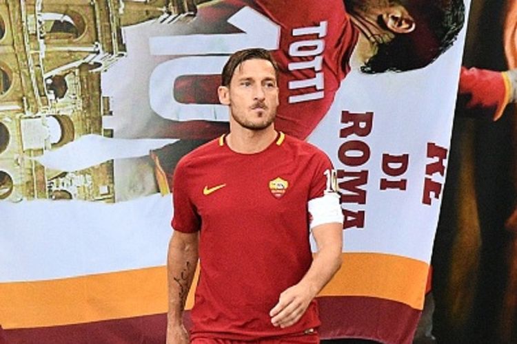 Francesco Totti menjalani laga terakhirnya sebagai pesepak bola profesional pada laga antara AS Roma dan Genoa di Stadion Olimpico, Minggu (28/5/2017). 
