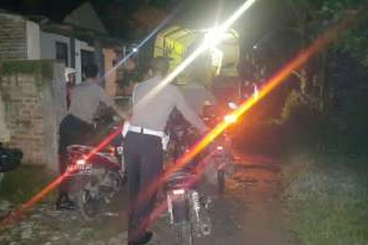 Keterangan foto : Tim gabungan Polres Madiun menuntun sepeda motor yang ditinggalkan para penjudi di arena perjudian dadu di Desa Jatisari, Kecamatan Geger, Kabupaten Madiun untuk dibawa ke Mapolres Madiun, Rabu ( 16 / 11 / 2016) .