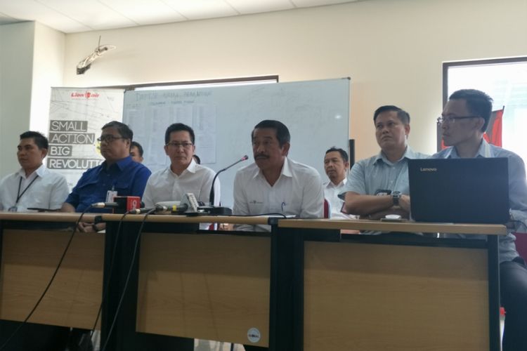 Presdir Grup Lion Air Edward Sirait saat menggelar konferensi pers di di gedung Lion Air Operation Center, Jalan Marsekal Surya Darma No 44, Selapajang Jaya, Neglasari, Kota Tangerang, Senin (29/10/2018).