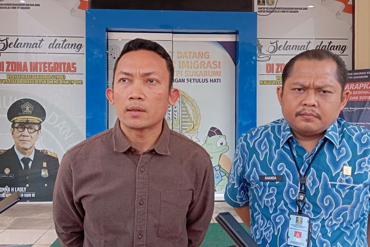 Kepala Subseksi Intelijen Kantor Imigrasi Sukabumi, Samuel Arisandi (kiri) saat memberikan penjelasan terkait empat warga negara asing kepada awak media di Kantor Imigrasi Sukabumi, Jalan Lingkar Selatan, Kecamatan Baros, Sukabumi, Jawa Barat, Jumat (24/11/2023)