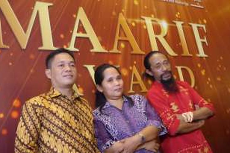 Tiga penerima Maarif Institute Award, (kiri-kanan) Budiman Maliki, Asni, dan Joseph Matheus Rudolf Fofid berpose untuk malam penganugerahan di Studio Metro TV, Jakarta, Minggu (12/6/2016).