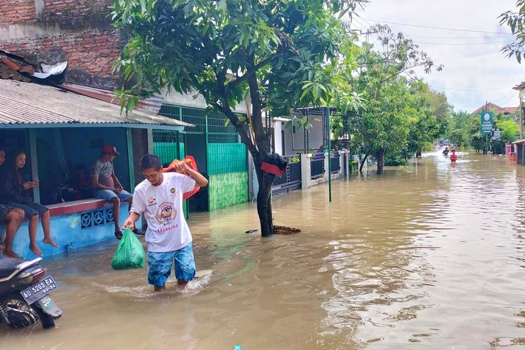 Kondisi pemukiman di Kota Solo, Jawa Tengah, yang diterjang banjir pada Jumat (17/2/2023).