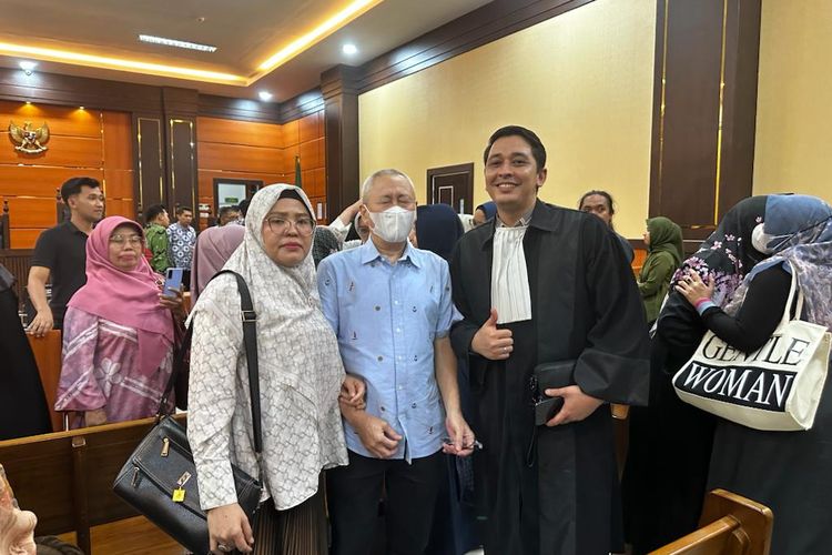 Terdakwa kasus korupsi RSUD Pasbar, Budi Sujono (tengah) bersama istri dan PH, Nanda Achyar Rosadi